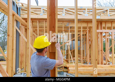 Equipaggio di costruzione lavoro sul tetto di pacciamatura di un nuovo edificio a due piani, commerciale edificio di appartamenti in Oregon Foto Stock
