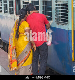 Madurai, India - 10 Marzo 2018: gruppo familiare vedendo off di un passeggero su un treno express a Chennai Foto Stock