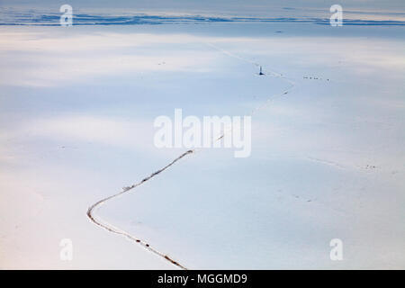 Olio e derrick strada nella tundra, vista da sopra Foto Stock