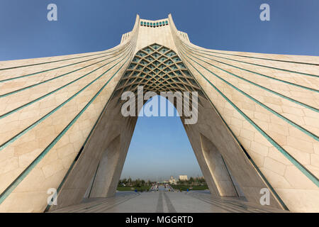 Torre Azadi di Teheran, Iran. La torre è uno dei simboli di Teheran. Foto Stock