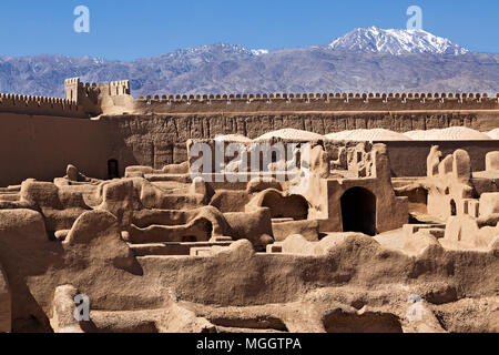 Rovine di adobe città medievale di Rayen, Iran. Foto Stock