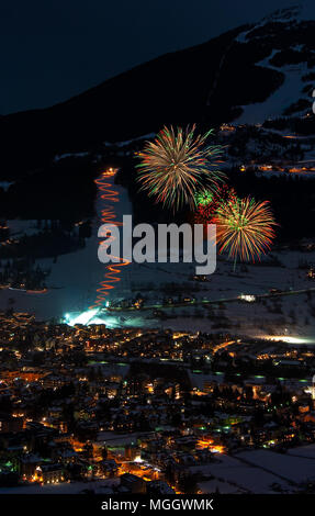 Nuovo Anno nella neve con i fuochi di artificio e fiaccolata sci Foto Stock