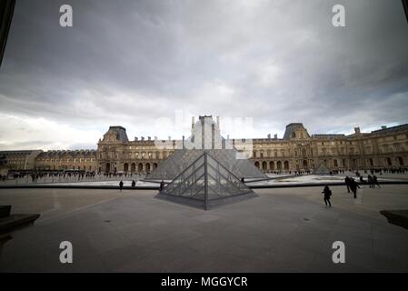 Palazzo del Louvre e musei (piramide in vetro fuori al Louvre di Parigi) Foto Stock