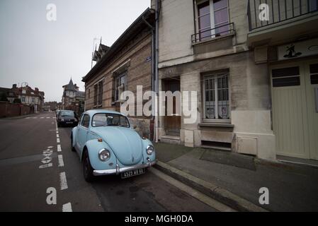 Anni sessanta azzurro Volkswagen maggiolino parcheggiato su una vecchia strada di Parigi (Beetle parcheggiato sulla strada) Foto Stock