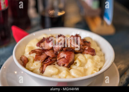 Mac e formaggio in una terrina con la pancetta sulla parte superiore. Foto Stock