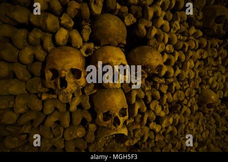 Parete di ossa nelle catacombe di Parigi Foto Stock