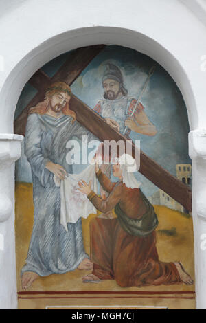 Cristo che porta la croce e di Santa Veronica. Pittura murale nella cappella funebre al cimitero del villaggio in Albrechtice nad Vltavou nella regione della Boemia del Sud, Repubblica Ceca. Funerale cappelle poste sul muro del cimitero erano decorati con pitture murali nel 1840s del pittore locale František Mikule condotte con il parroco Vít Cíza, che compose anche poesie per ogni murale. I murales sono stati ridipinti diverse volte durante il XIX e XX secolo e completamente restaurato dal team guidato da Jitka Musilová nel 2010-2013. Foto Stock