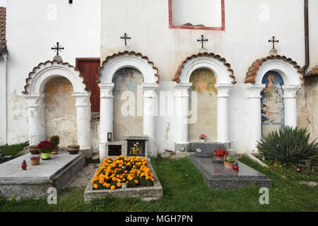 Funerale di cappelle con pitture murali presso il cimitero del villaggio in Albrechtice nad Vltavou nella regione della Boemia del Sud, Repubblica Ceca. San Longino, Santa Margherita, San Sebastiano e Santa Barbara sono probabilmente raffigurato nelle cappelle da sinistra a destra. Funerale cappelle poste sul muro del cimitero erano decorati con pitture murali nel 1840s del pittore locale František Mikule condotte con il parroco Vít Cíza, che compose anche poesie per ogni murale. I murales sono stati ridipinti diverse volte durante il XIX e XX secolo e completamente restaurato dal team guidato da Jitka Musilová nel 2010-2013. Foto Stock