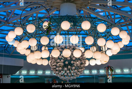 Un enorme lampadario nel centro commerciale Foto Stock