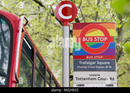 Rainbow speciale fermata bus a Trafalgar Square, creato da Stagecoach e TFL per celebrare la diversità delle persone che vivono a Londra, anche un bus di Rainbow. Foto Stock