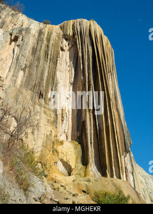 Hierve el agua, meraviglia naturale la formazione nella regione di Oaxaca in Messico, primavera calda cascata in montagna durante il tramonto Foto Stock