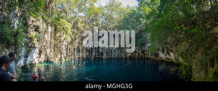 Yokdzonot, Chichen Itza, Messico, Sud America: [Yokdzonot cenote, naturali pit dolina, nuoto e relax attrazione turistica in Messico Foto Stock