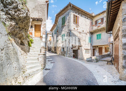 Castel di Tora, comune in provincia di Rieti in Italia la Regione Lazio, situato a circa 50 chilometri a nord-est di Roma. Foto Stock