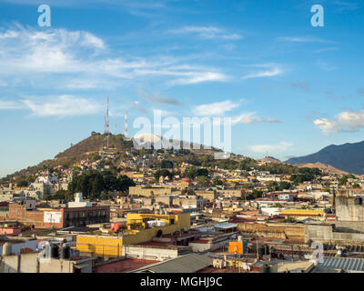 Oaxaca, Messico, Sud America: viste sulla città da un tetto, panorama, paesaggio, antenna Foto Stock