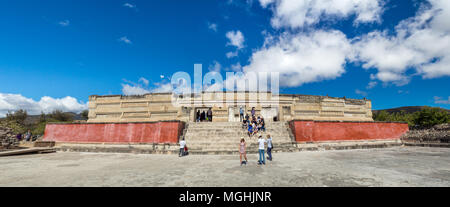 Mitla, Oaxaca, Messico, Sud America: [città maya rovine, Zapoteco sito archeologico, chiesa del paese] Foto Stock