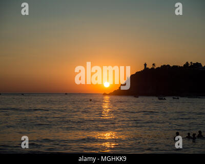 Puerto Escondido, Oaxaca, Messico, Sud America: [tramonto a la spiaggia locale, faro, crowdwed beach, destinazione turistica] Foto Stock
