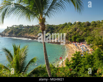 Puerto Escondido, Oaxaca, Messico, Sud America: [Playa Carrizalillo, crowdwed spiaggia naturale, destinazione turistica] Foto Stock