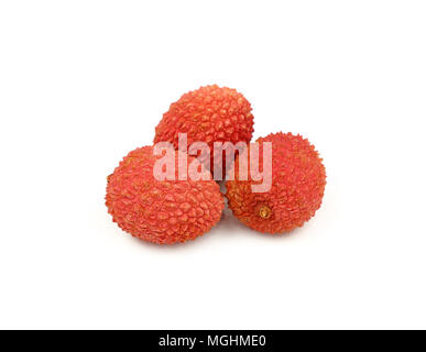 Chiudere il gruppo di tre rossi freschi maturi (litchi Litchi chinensis) Frutti tropicali isolati su sfondo bianco, ad alto angolo di visione Foto Stock