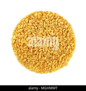 Di forma rotonda tradizionale giallo bulgur (bulghur, Burghul Grano) big chicchi di frumento duro, isolato su sfondo bianco, close up, elevati vista superiore Foto Stock