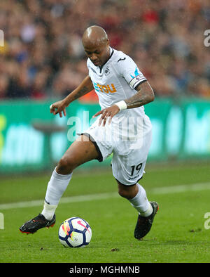 Swansea City's André Ayew durante il match di Premier League al Liberty Stadium, Swansea. Foto Stock