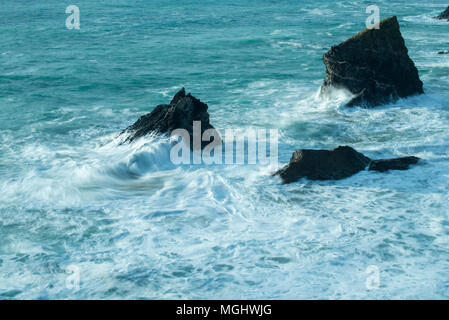 Onde che si infrangono sulle rocce vicino Bedruthan Steps, North Cornwall Foto Stock