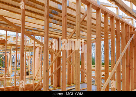 Casa in legno astratto di incorniciamento al sito in costruzione. Foto Stock