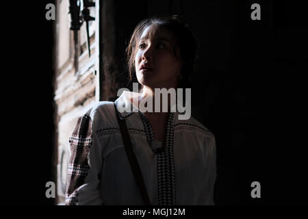 Sud attrice coreana Lee si-giovani entrando nella chiesa del Santo Sepolcro nella città vecchia di Gerusalemme Est Israele Foto Stock