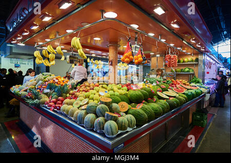 Negozio di alimentari presso il mercato La Boqueria, Barcellona, in Catalogna, Spagna, Europa Foto Stock