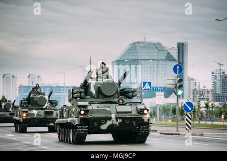 Minsk, Bielorussia. 2K22 Tunguska cingolato russo semovente per anti-Arma aeromobili muovere vicino Biblioteca nazionale durante le prove prima della celebrazione del Foto Stock