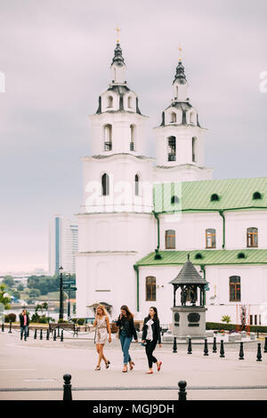 Minsk, Bielorussia. Tre donne Camminare vicino a Cattedrale di Santo Spirito In zona storica Nemiga. Foto Stock