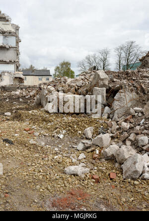 Sito di demolizione con macerie di calcestruzzo da demolizione controllata di multi edificio in cemento armato a piani in bury lancashire uk Foto Stock