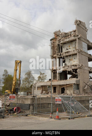 Demolizione controllata di edifici in cemento armato a più piani con sicurezza recinzioni e macerie di cemento in primo piano nel lancashire uk di bury Foto Stock