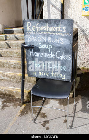 Lavagna elenco di menu al di fuori di un cafe nel villaggio di Wray in Lancaster, Regno Unito Foto Stock