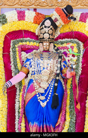 Statue di divinità indiane. Brahma, Vishnu Durga Shiva Ganesha, realizzata con i fiori per i Masi Magam festival. Puduchery, Tamil Nadu, India Foto Stock