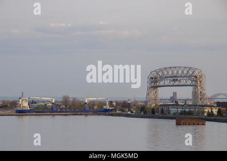 Una barca che entra nel porto di Duluth, Minnesota sul Lago Superiore Foto Stock