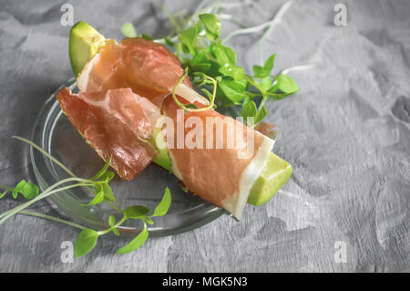 Deliziosi toast di avocado e prosciutto con verde senape germogliato. Una sana prima colazione. Copiare lo spazio. Foto Stock