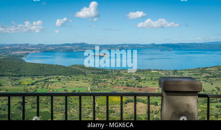 Vista panoramica a Montefiascone sopra il lago di Bolsena, provincia di Viterbo, Lazio, Italia centrale. Foto Stock