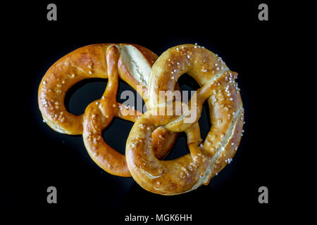 Un Pretzel è un tipo di pane cotto prodotto realizzato da impasti più comunemente conformato in un nodo ritorta Foto Stock