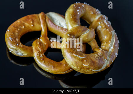 Un Pretzel è un tipo di pane cotto prodotto realizzato da impasti più comunemente conformato in un nodo ritorta Foto Stock