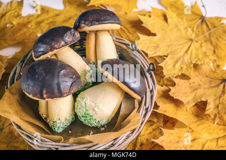 Set di pasticceria. Bella boletus sulla torta. Foglie di autunno e moss-decorazione Foto Stock
