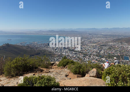 Gli escursionisti ammirare la vista su Cape Town City Bowl dalla parte superiore della testa di leone mountain Foto Stock