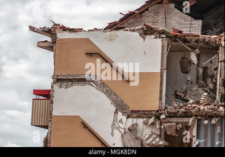 Vista laterale di un demolito edificio di appartamenti Foto Stock