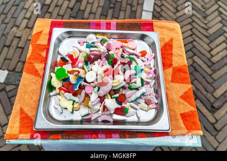 Coppa in alluminio riempito con vari tipi di candy Foto Stock