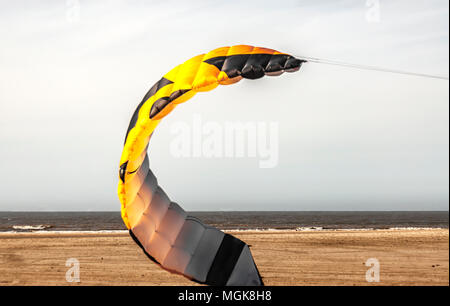 Il Kitesurf kite scintilla sdraiato sulla spiaggia Foto Stock