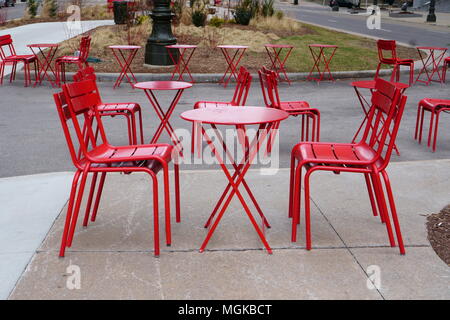 Una serie di sedie rosse in attesa per i clienti durante un freddo giorno di aprile. Foto Stock