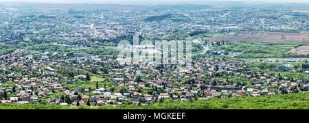 Vista panoramica della città di Nitra da Zobor hill, Repubblica slovacca. Tempo di primavera scena. Il tema del turismo. Foto Stock