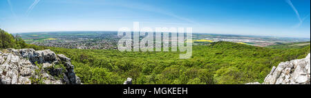 Vista panoramica della città di Nitra da Zobor hill, Repubblica slovacca. Tempo di primavera scena. Il tema del turismo. Foto Stock