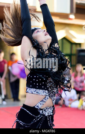 Nis, Serbia - Aprile 27, 2018: Ragazza in abito nero dancing per la Giornata mondiale della danza. Close up, il fuoco selettivo Foto Stock