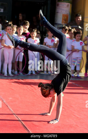 Nis, Serbia - Aprile 27, 2018: ginnastica ragazza in piedi sul suo pugni sul pubblico fase. Messa a fuoco selettiva Foto Stock