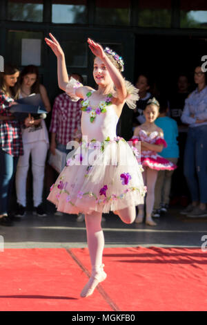 Nis, Serbia - Aprile 27, 2018: Giovani piccola ballerina ballando sul pubblico fase. Mondo ballando il giorno. Messa a fuoco selettiva Foto Stock